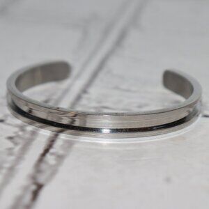 Beautiful silver cuff bracelet 1/4" tall